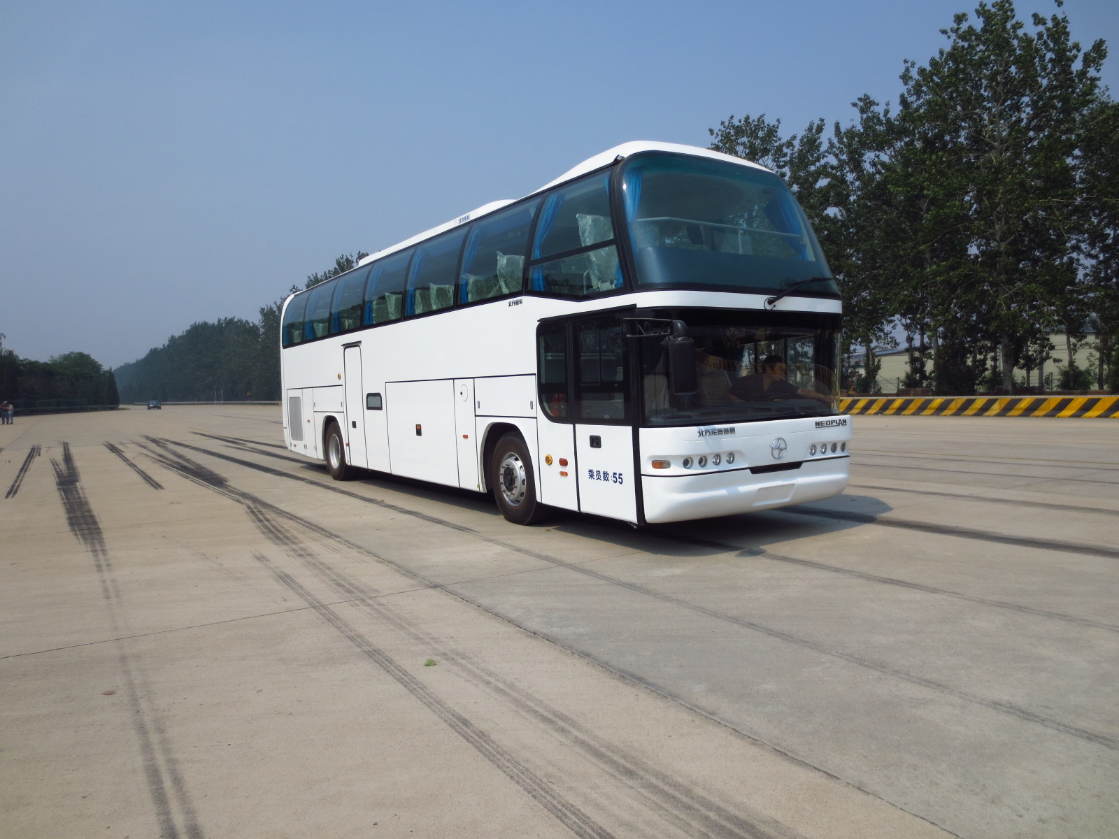 北方12米24-59座豪华旅游客车(BFC6128HS)