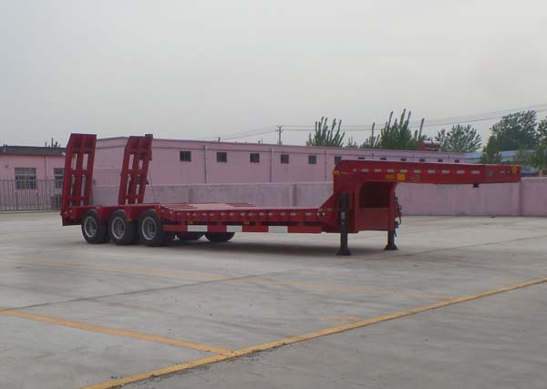 梁威13米30.5吨3轴低平板半挂车(SLH9400TDP)