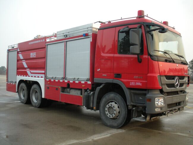上格牌SGX5290TXFGP120干粉泡沫联用消防车