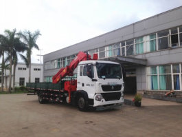随车起重运输车