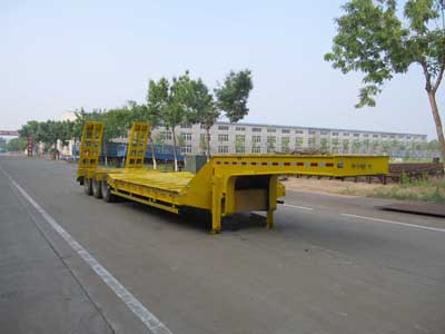 兴华13米30.5吨3轴低平板半挂车(LXH9400TDP)