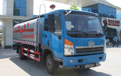 程力威牌CLW5160GRYC4易燃液体罐式运输车