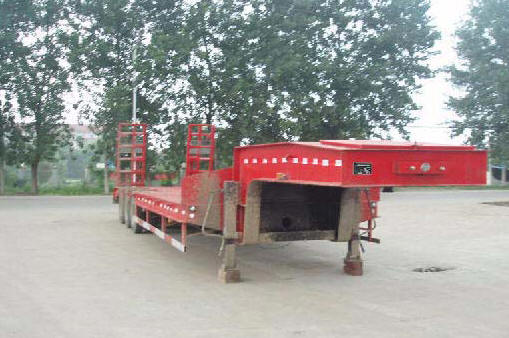 兆鑫13米32吨3轴低平板半挂车(CHQ9403TDP)