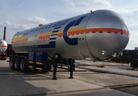 建成12.4米25.3吨3轴液化气体运输半挂车(JC9402GYQQA)