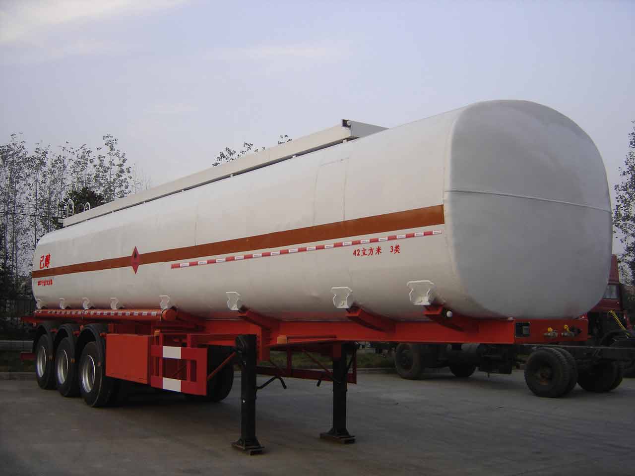 兴扬11.2米33吨3轴化工液体运输半挂车(XYZ9403GHY)