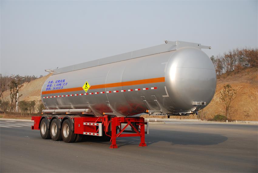 齐星11.3米33.8吨3轴氧化性物品罐式运输半挂车(QXC9400GYW)
