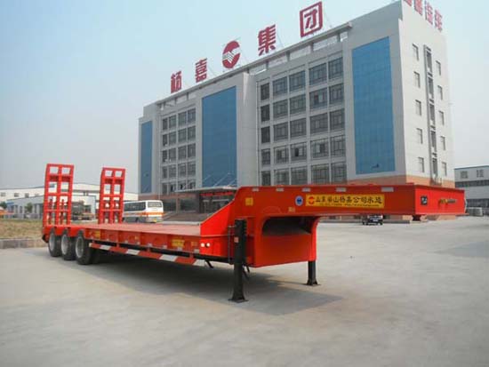 杨嘉13米31吨3轴低平板半挂车(LHL9401TDPA)