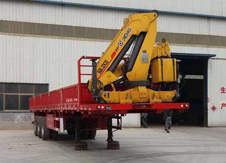 鑫凯达13米26.5吨3轴随车起重运输半挂车(DLZ9400JSQ)