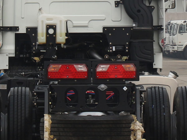 HN5200X29E6M5J 华菱之星290马力单桥柴油特种作业车底盘图片