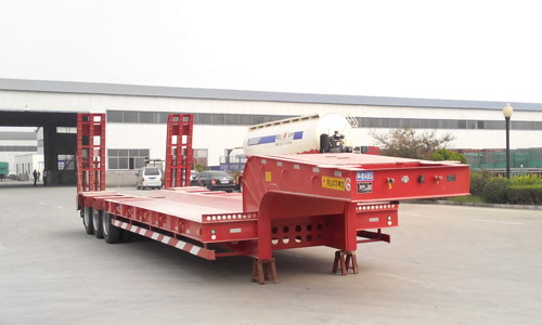 华宇达13米28.7吨3轴低平板半挂车(LHY9371TDPA)