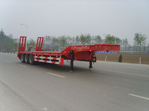 华宇达13米30.2吨3轴低平板半挂车(LHY9401TDPA)