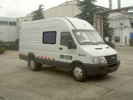 依维柯牌NJ5044XXY2C厢式运输车