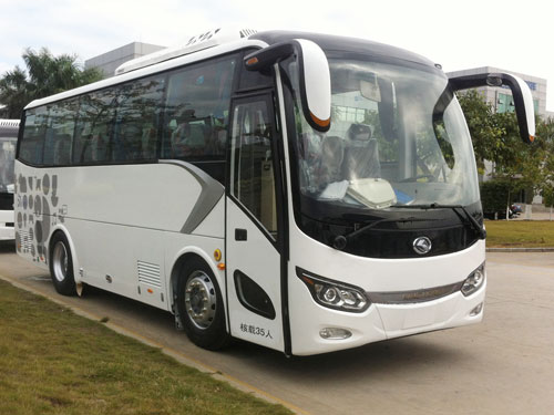 金龙8.2米24-35座纯电动客车(XMQ6821CYBEVL2)