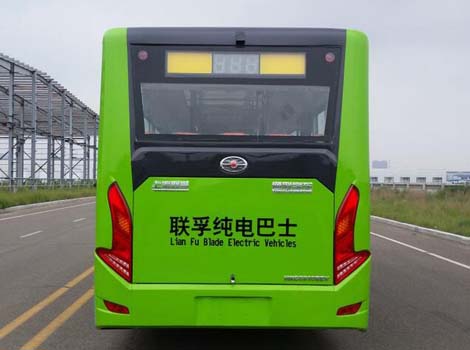 哈尔滨HKC6810BEV纯电动城市客车公告图片
