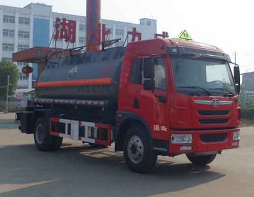 中汽力威牌HLW5161GFWC腐蚀性物品罐式运输车