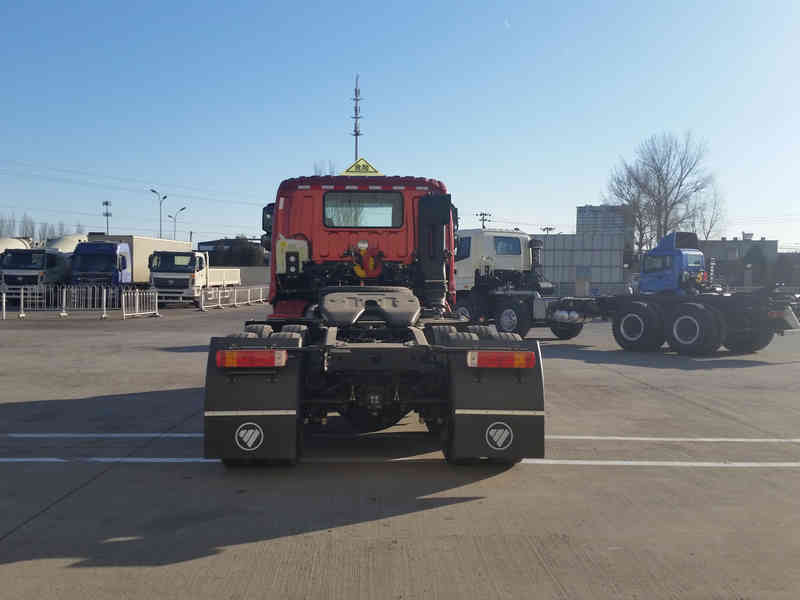 BJ4253SNFKB-XM 欧曼430马力后双桥,后八轮柴油危险品半挂牵引汽车图片