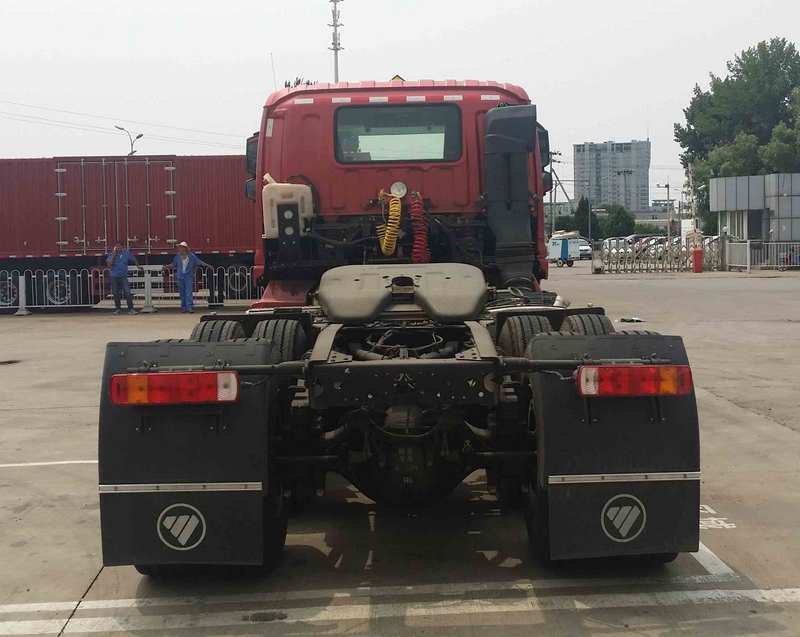 BJ4253SNFKB-AD 欧曼430马力后双桥,后八轮柴油危险品半挂牵引汽车图片