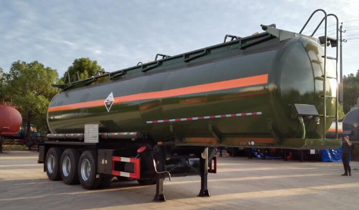 大力10.5米31.5吨3轴腐蚀性物品罐式运输半挂车(DLQ9402GFWA)
