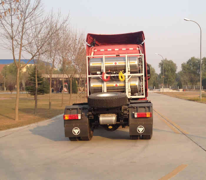 BJ4259SMFCB-XB 欧曼420马力前四后四(小三轴)LNG国五半挂牵引汽车图片