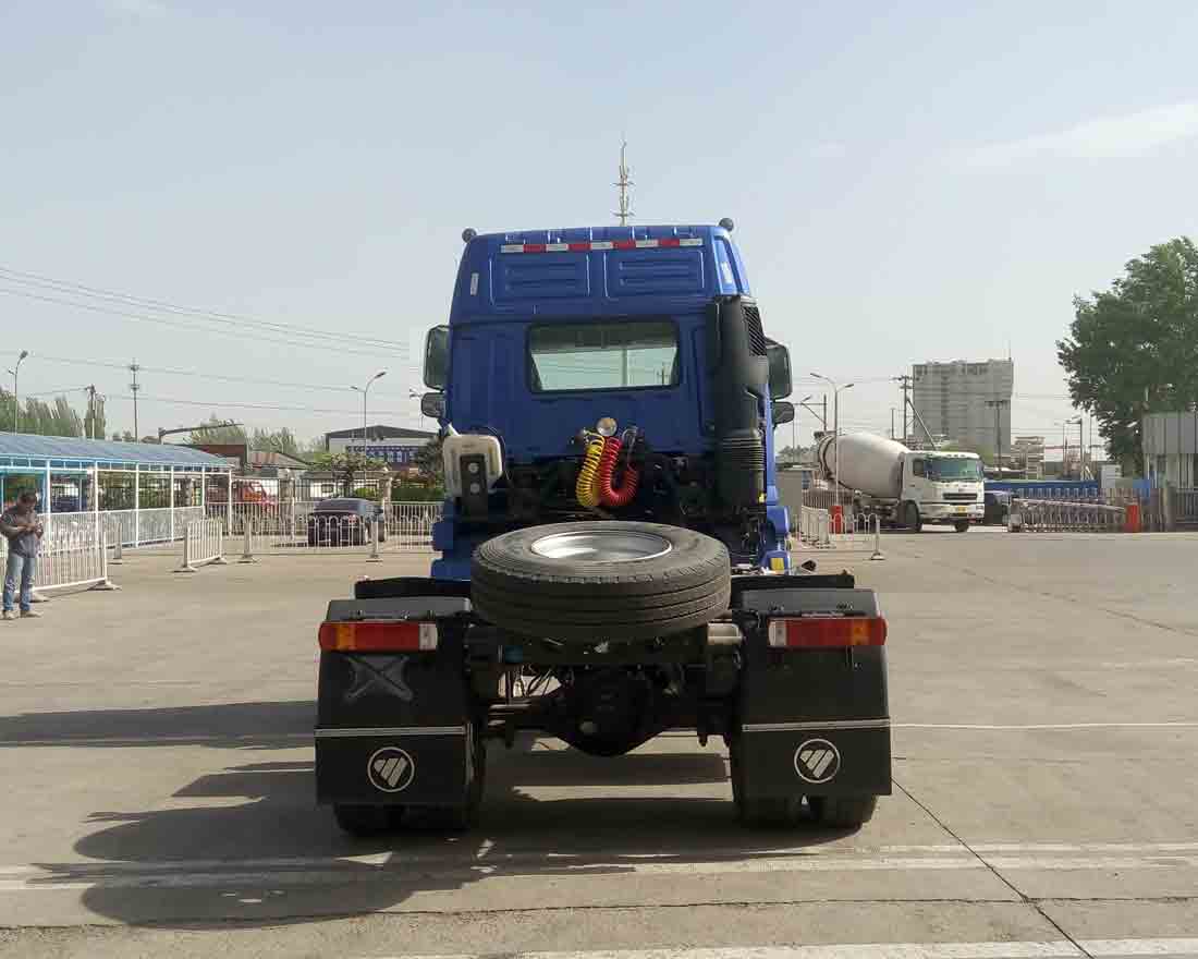 BJ4182SLFHA-AA 欧曼245马力单桥柴油国五半挂牵引车图片