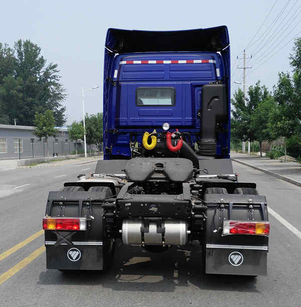 BJ4259SNFKB-AH 欧曼490马力前四后四(小三轴)柴油国五危险品半挂牵引汽车图片