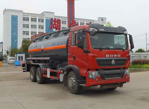 中汽力威牌HLW5250GFWZZ5腐蚀性物品罐式运输车图片