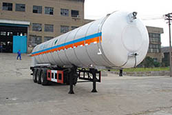 鲁征牌12.6米24.7吨3轴低温液体运输半挂车(ZBR9400GDY)