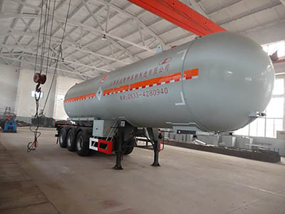 鲁征牌11.4米23.5吨3轴液化气体运输半挂车(ZBR9402GYQ)