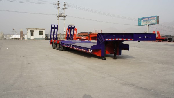 顺运牌13.7米31.8吨3轴低平板半挂车(HYY9404TDP)