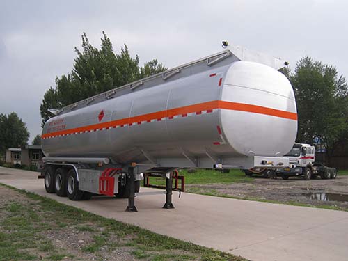 油龙牌11.3米30.2吨3轴运油半挂车(YLL9401GYY)