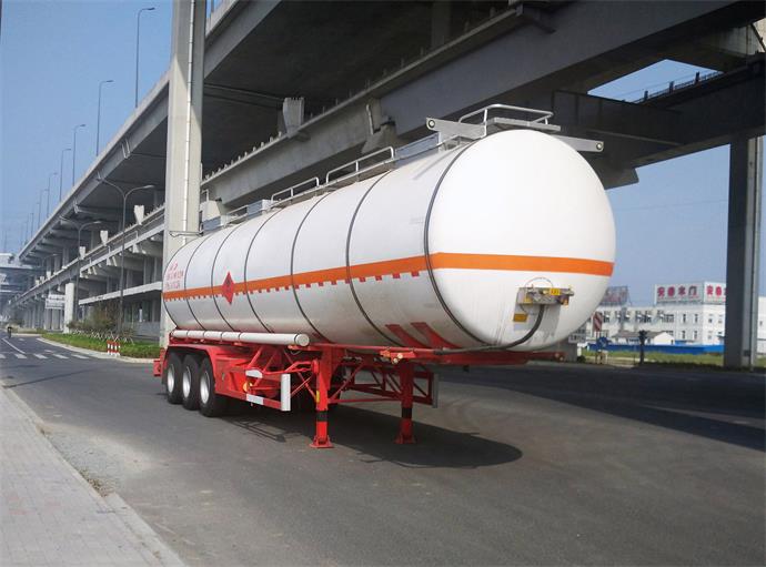 齐星牌12.6米31吨3轴易燃液体罐式运输半挂车(QXC9401GRY)