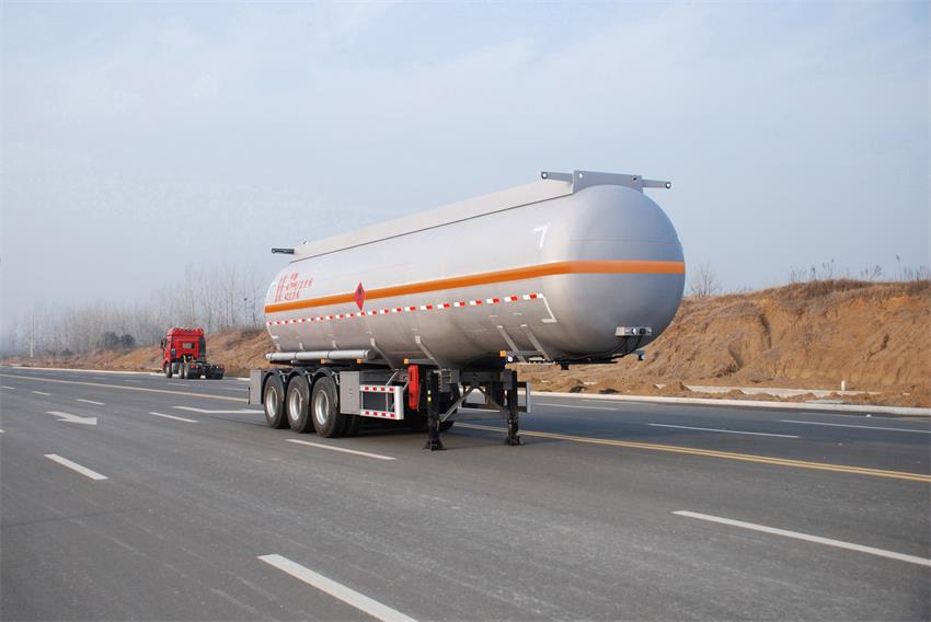 齐星牌11.5米31.6吨3轴易燃液体罐式运输半挂车(QXC9400GRY)
