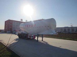 下灰半挂车