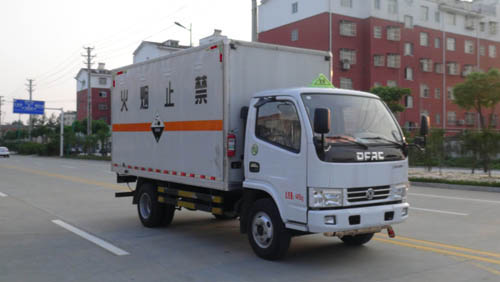 华通牌HCQ5045XFWE5腐蚀性物品厢式运输车图片