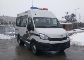 依维柯牌NJ5045XQCF2E囚车