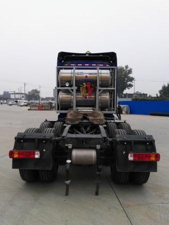 BJ4259SNFCB-AB 欧曼牌430马力后双桥,后八轮LNG国五危险品半挂牵引车图片