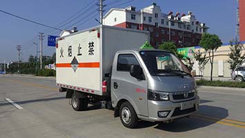 华通牌HCQ5035XFWE5腐蚀性物品厢式运输车公告图片