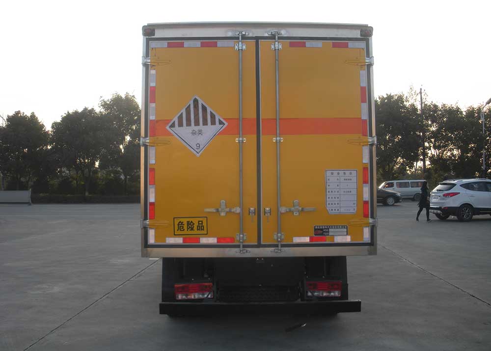 楚风牌HQG5070XZWBJ5杂项危险物品厢式运输车公告图片