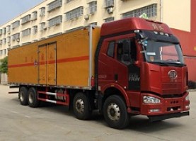 程力威牌CLW5320XRGC5易燃固体厢式运输车