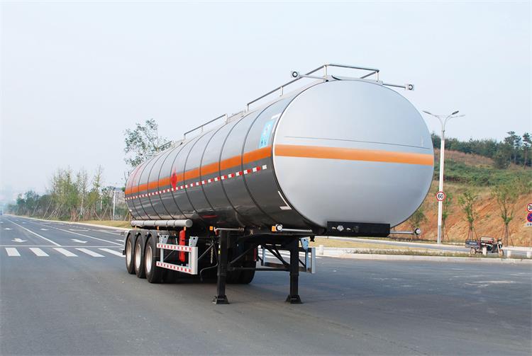 齐星牌12.3米32.5吨3轴铝合金易燃液体罐式运输半挂车(QXC9402GRY)