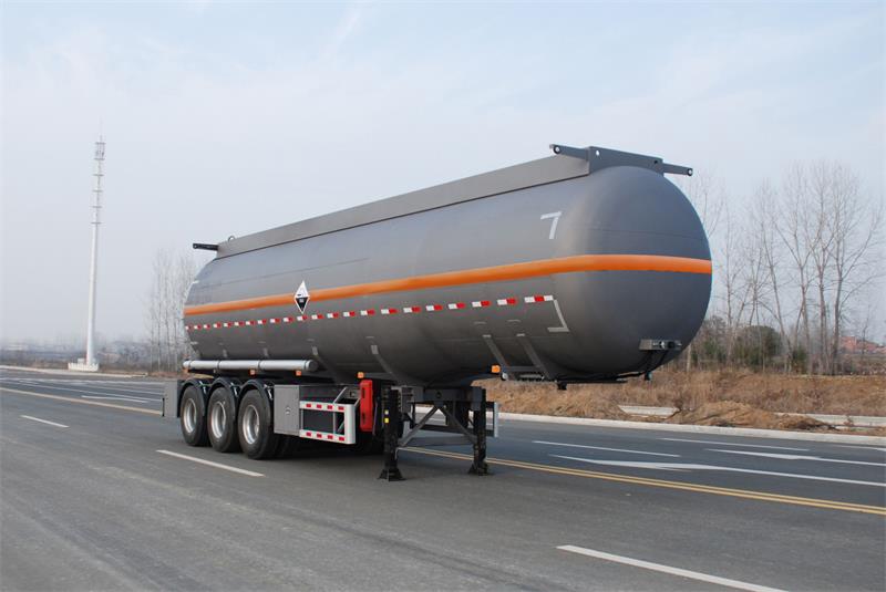 齐星牌11.1米31.9吨3轴腐蚀性物品罐式运输半挂车(QXC9400GFW)