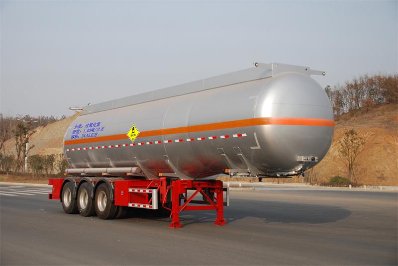 齐星牌11.3米33.8吨3轴氧化性物品罐式运输半挂车(QXC9400GYW)
