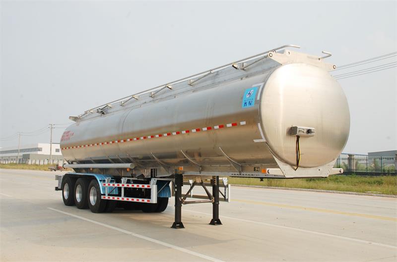 齐星牌12.3米33.5吨3轴润滑油罐式运输半挂车(QXC9400GRH)