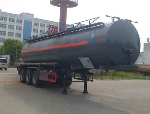 中汽力威牌11米33吨3轴腐蚀性物品罐式运输半挂车(HLW9409GFW)
