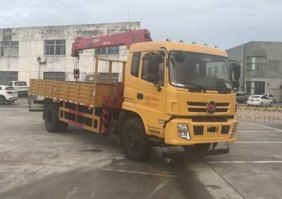 随车起重运输车
