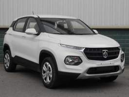 宝骏牌LZW7156CJYD型轿车