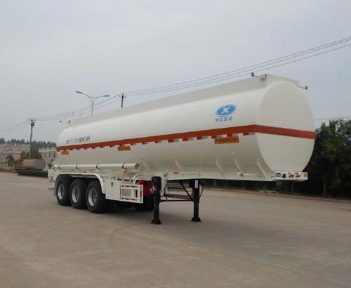恒信致远牌11米31吨3轴腐蚀性物品罐式运输半挂车(CHX9407GFW)