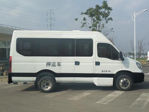 依維柯牌NJ5045XYUFE押運(yùn)車公告圖片