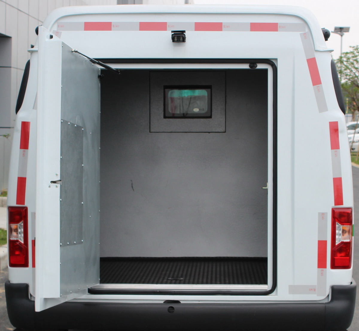 寶龍牌TBL5046XYCBEV1純電動防彈運鈔車公告圖片