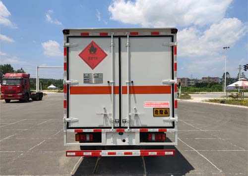 伴君長興牌AAA5042XRYJX6易燃液體廂式運(yùn)輸車公告圖片